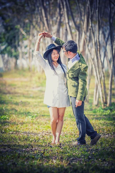 Ásia Amar jovem casal dançando na natureza — Fotografia de Stock