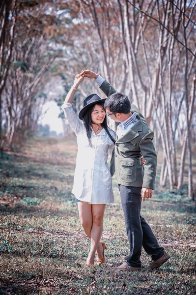 亚洲爱对年轻的夫妇在自然跳舞 — 图库照片