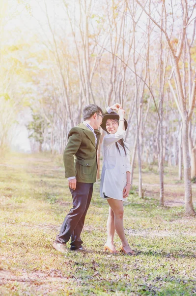 自然で踊るアジア愛する若いカップル — ストック写真