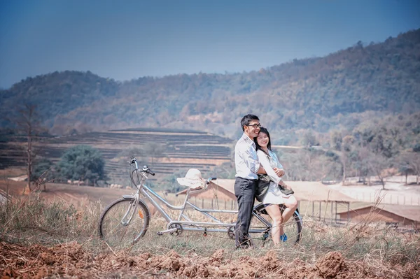 Asia Pareja abrazando con bicicleta en la naturaleza — Foto de Stock