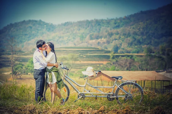 亚洲夫妇用自行车上自然拥抱 — 图库照片