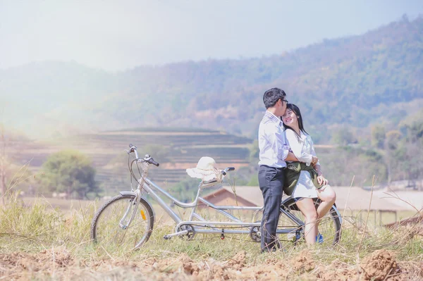 亚洲夫妇用自行车上自然拥抱 — 图库照片