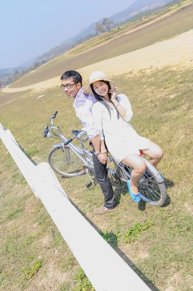 Bisiklet ve dağ arka plan ile Asya çift — Stok fotoğraf