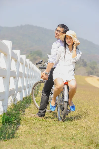 Asia Pareja con bicicleta y fondo de montaña —  Fotos de Stock