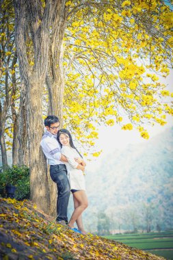 Asya mutlu çift ayakta ağacının altında