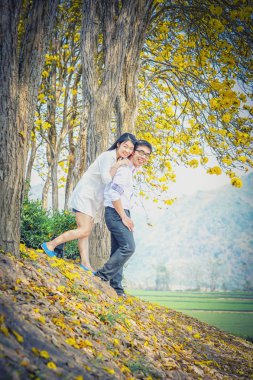 Asya mutlu çift ayakta ağacının altında