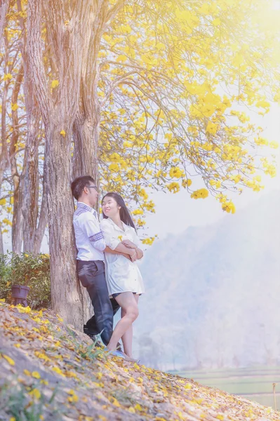 Asien lyckliga par stående under träd — Stockfoto