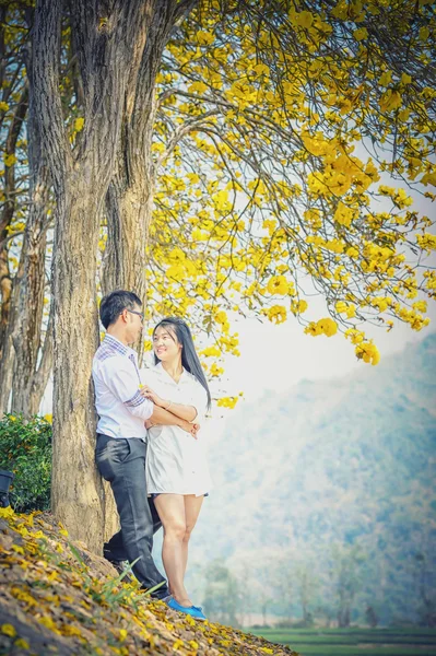 Asie couple heureux debout sous l'arbre — Photo