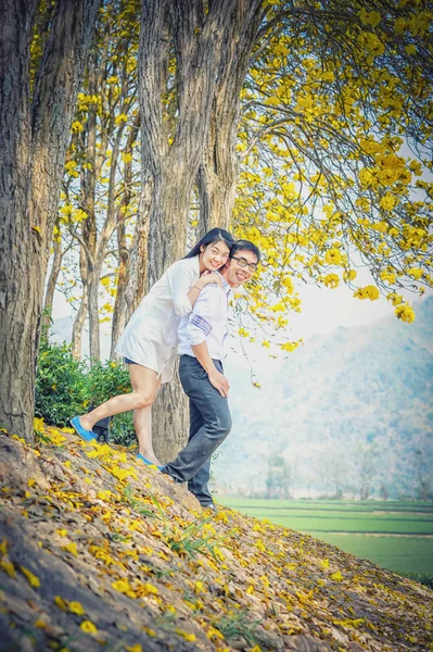 Asia felice coppia in piedi sotto albero — Foto Stock