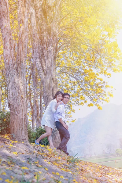 Asia happy couple standing under tree — Stock Photo, Image