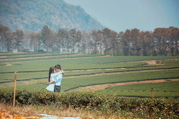 Asie pár objímat na čajové plantáže — Stock fotografie