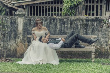 Asya genç şık moda çift doğa üzerinde poz.   