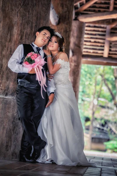 Ásia jovem elegante moda casal posando na natureza . — Fotografia de Stock