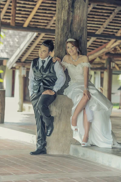 Ásia jovem elegante moda casal posando na natureza . — Fotografia de Stock