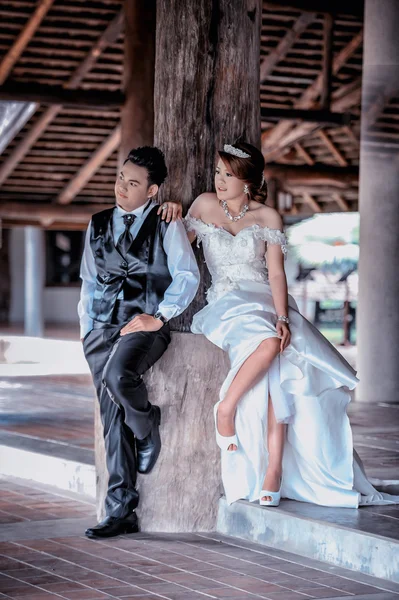 Asia giovane elegante coppia di moda in posa sulla natura . — Foto Stock