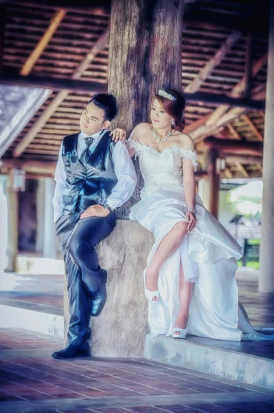 Asiatisch junge stilvolle mode paar posiert auf natur. — Stockfoto