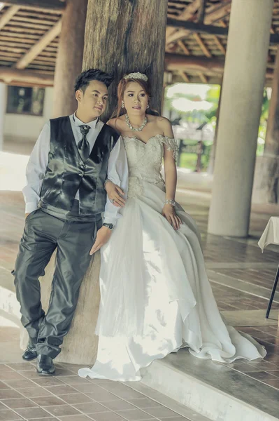 아시아 젊은 세련 된 패션 커플 자연에 포즈. — 스톡 사진
