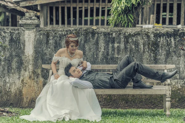 Ásia jovem elegante moda casal posando na natureza . — Fotografia de Stock