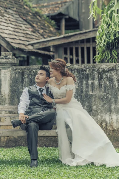 Ásia jovem elegante moda casal posando na natureza . — Fotografia de Stock