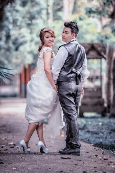 Ásia jovem elegante moda casal posando na natureza . — Fotografia de Stock