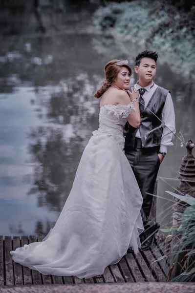 Ásia jovem elegante moda casal posando na natureza . — Fotografia de Stock