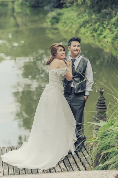 Ásia jovem elegante moda casal posando na natureza . — Fotografia de Stock