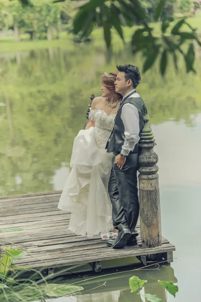 Asiatisch junge stilvolle mode paar posiert auf natur. — Stockfoto