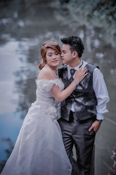 아시아 젊은 세련 된 패션 커플 자연에 포즈. — 스톡 사진