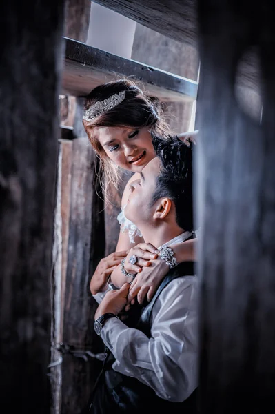 Asia young stylish fashion couple posing on nature. — Stock Photo, Image