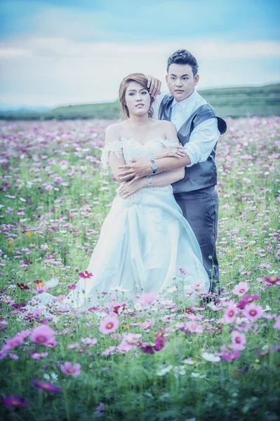 Asia young stylish fashion couple posing on nature. — Stock Photo, Image