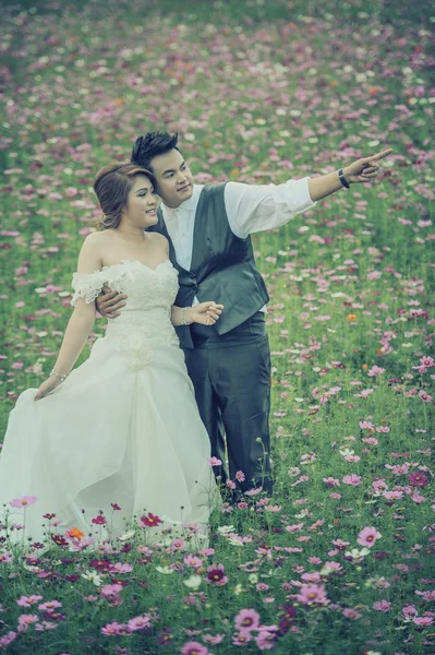 Asia young stylish fashion couple posing on nature. — Stock Photo, Image