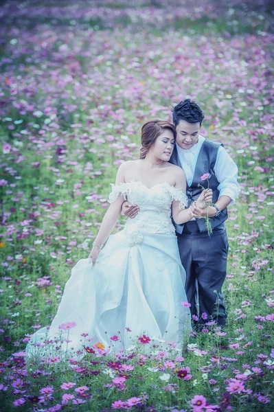 Asia young stylish fashion couple posing on nature. — Stock Photo, Image