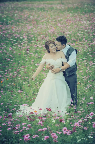 Ásia jovem elegante moda casal posando na natureza . — Fotografia de Stock