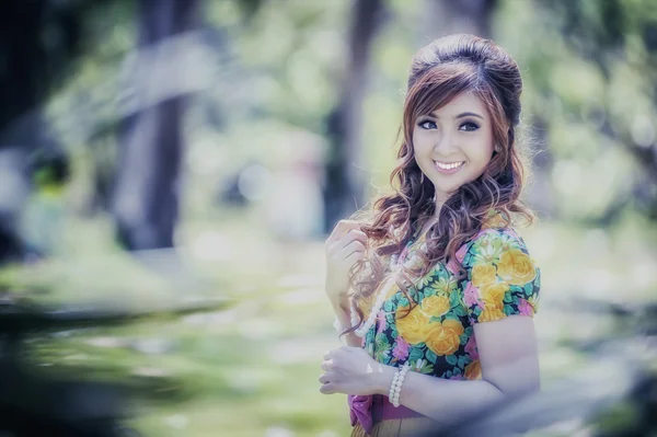 Mooi meisje van Azië in de gele jurk — Stockfoto