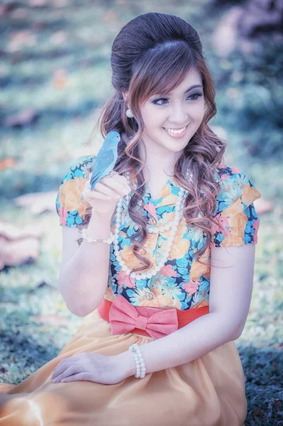 Όμορφο κορίτσι της Ασίας στο κίτρινο φόρεμα — Φωτογραφία Αρχείου