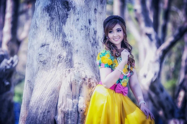 Ásia menina bonita no vestido amarelo — Fotografia de Stock