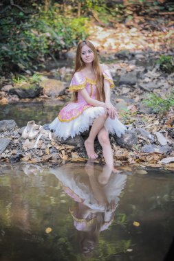 Bale Asya güzel kız elbise doğa üzerinde