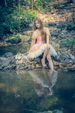 Bale Asya güzel kız elbise doğa üzerinde