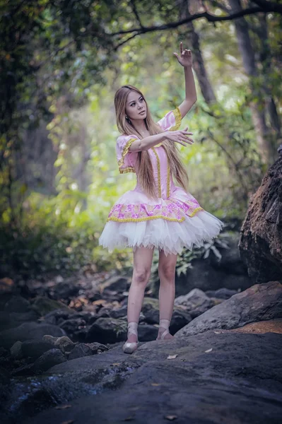 Όμορφο κορίτσι της Ασίας στο μπαλέτο φόρεμα στη φύση — Φωτογραφία Αρχείου