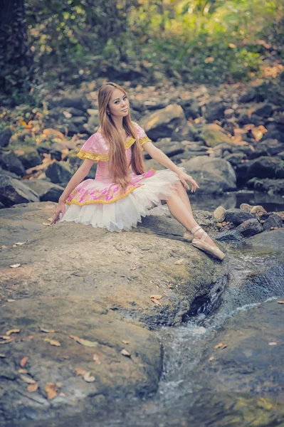 自然にバレエで美しい少女はアジアをドレスします。 — ストック写真