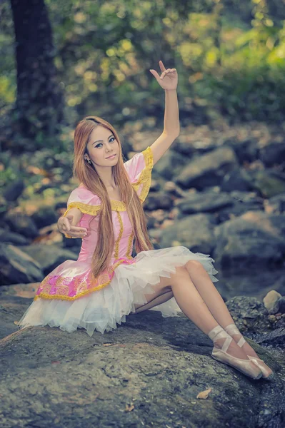 Ásia menina bonita no vestido de balé na natureza — Fotografia de Stock