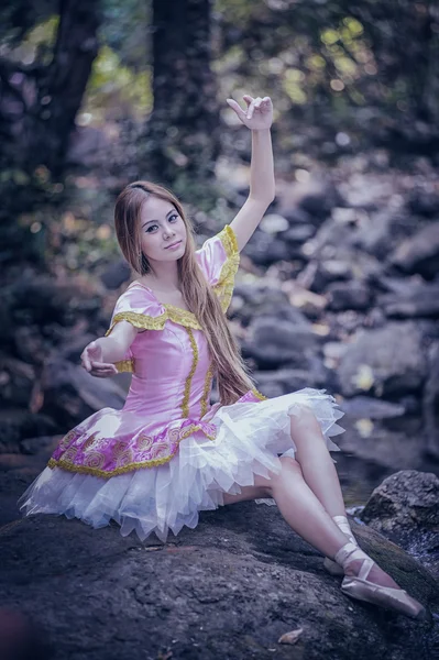 Азия красивая девушка в балетном платье на природу — стоковое фото