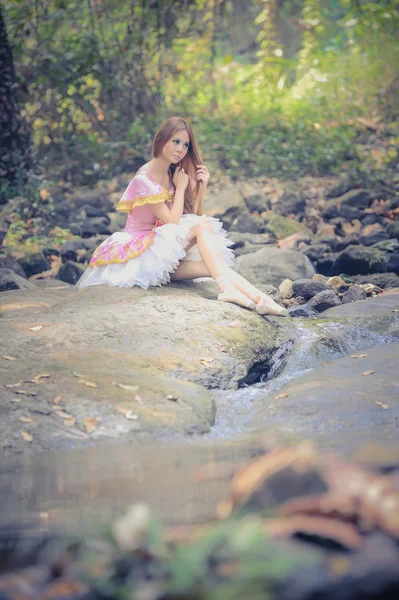 Asia bella ragazza in abito da balletto sulla natura — Foto Stock