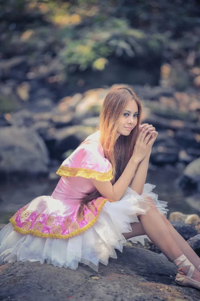 Asia hermosa chica en ballet vestido en la naturaleza — Foto de Stock