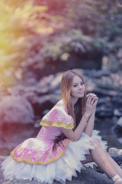 자연에 발레에 아시아 아름 다운 여자 드레스 — 스톡 사진