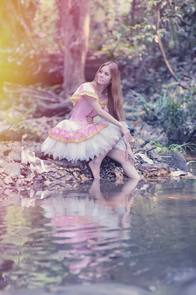 Mooi meisje van Azië in ballet jurk op aard — Stockfoto