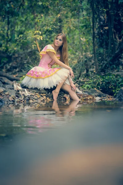 Asie belle fille en robe de ballet sur la nature — Photo