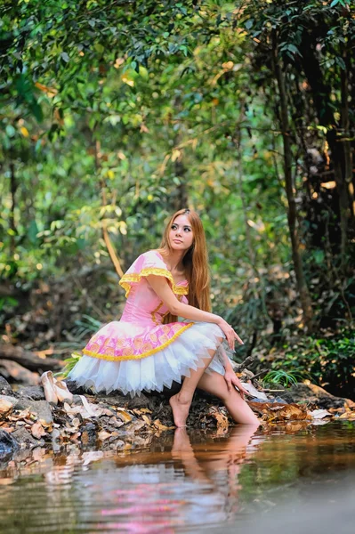 Asia bella ragazza in abito da balletto sulla natura — Foto Stock