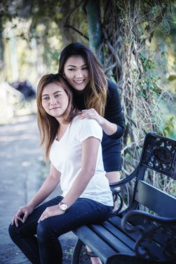 ikisi parkta poz Asya kadın