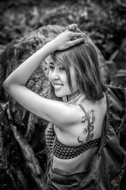 Su düşüş Asya güzel genç kız standında